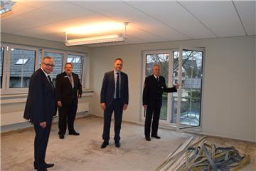 Verschaffen sich einen Überblick über die neuen Räumlichkeiten (von links): Uwe Kordes (Volksbank), Anderas Siems (Volksbank), Frank Koschuth (Volksbank), Jürgen Düllmann (Polizei) Foto: Welbhoff