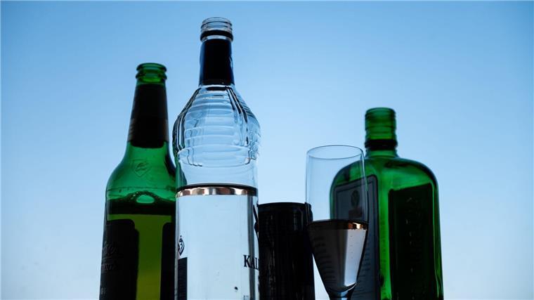 Deutlich mehr Alkoholsüchtige unter berufstätigen Menschen Verschiedene alkoholische Getränke stehen auf einem Tisch.