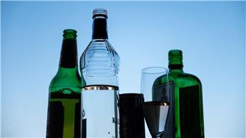 Verschiedene alkoholische Getränke stehen auf einem Tisch.
