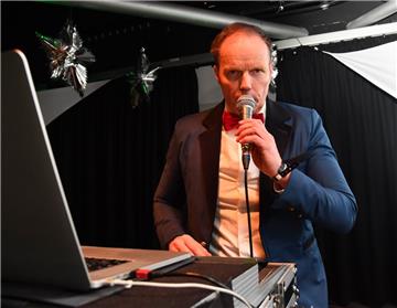 Verschiedene DJs, verschiedene Musikrichtungen bietet der Weihnachtszauber.
