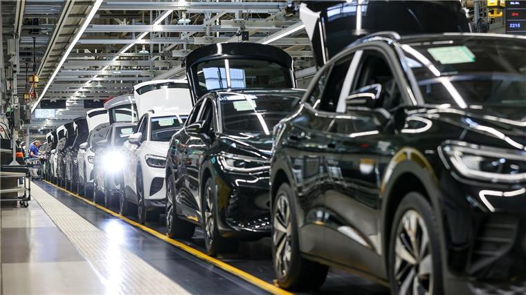 VW legt bei Umsatz und Gewinn zu - schwaches Neugeschäft Verschiedene E-Fahrzeuge laufen im Werk von Volkswagen in Zwickau übers Band.
