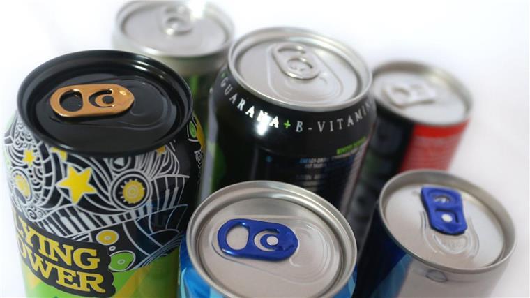 Ministerin unterstützt Altersgrenze für Energydrinks Verschiedene Energy Drinks der Discounter Aldi, Lidl und Edeka.
