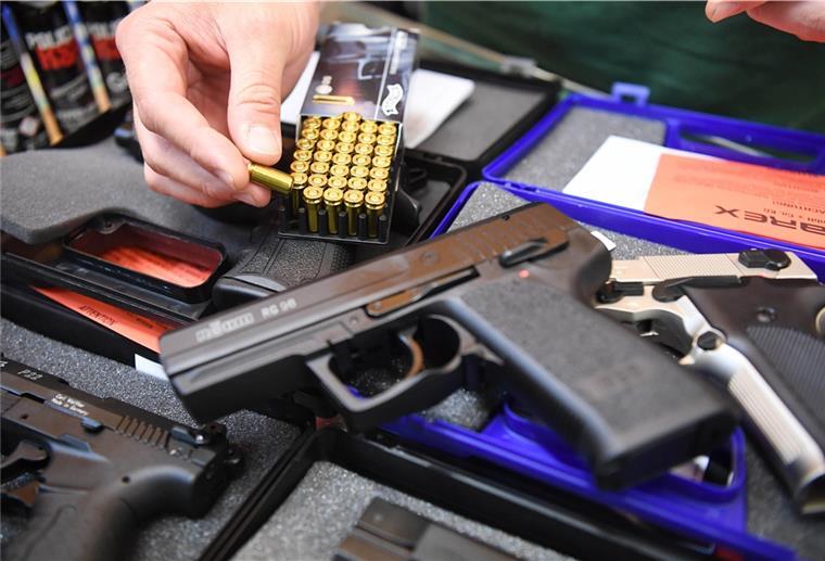 Trend ungebrochen: Immer mehr Waffenscheine in Niedersachsen Verschiedene Schreckschusswaffen und Schreckschusspatronen liegen auf einer Theke.