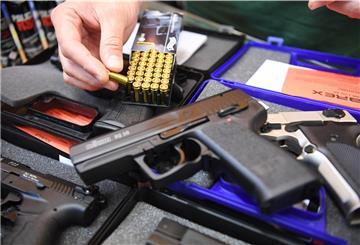Verschiedene Schreckschusswaffen und Schreckschusspatronen liegen auf einer Theke.