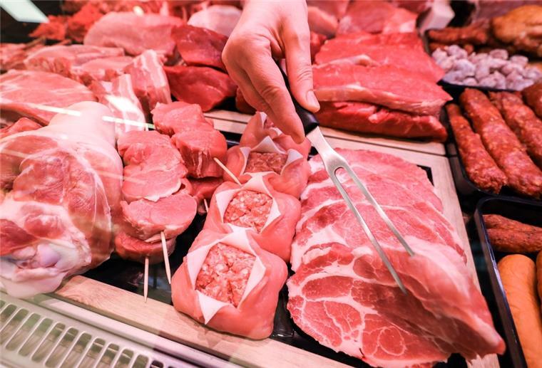 Verschiedene Sorten Schweinefleisch und Rindfleisch liegen in einer Fleischtheke in einem Supermarkt.