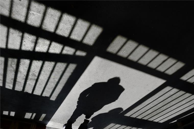 JVA-Leiter Thomas Galli will Gefängnisse abschaffen Verschlossene Türen und dicke Gitter: Normalfall in deutschen Gefängnissen. Thomas Galli würde viele Straftäter in den offenen Vollzug entlassen.