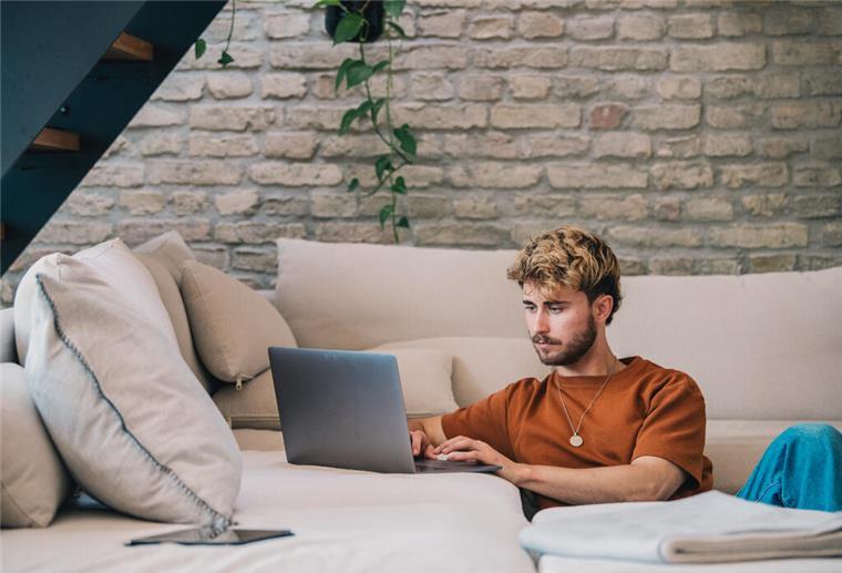 So versicherst du dich richtig als Azubi: Tipps von der Verbraucherzentrale Hamburg Ein junger Mann am Laptop.