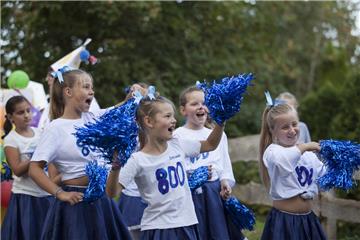 Versprühen gute Laune: die Cheerleader der Midlumer Grundschule. 
