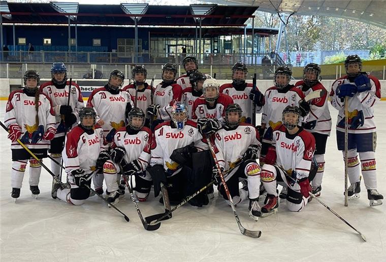 Fans willkommen! Fischtown Ladies auf Puckjagd gegen Berlin Eishockey-Frauen auf dem Eis, Mannschaftsfoto.