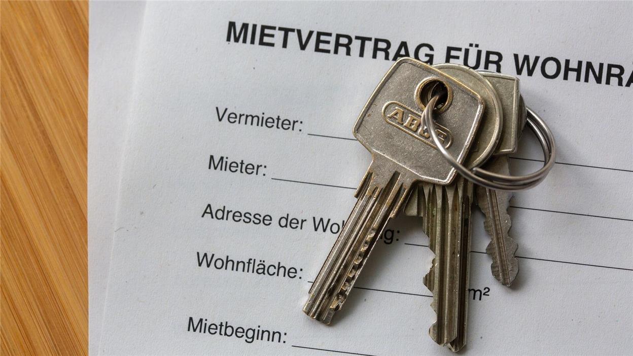 Versteckte Fallen im Mietvertrag können das neue Zuhause trüben: Wer unachtsam ist, zahlt am Ende oft drauf.