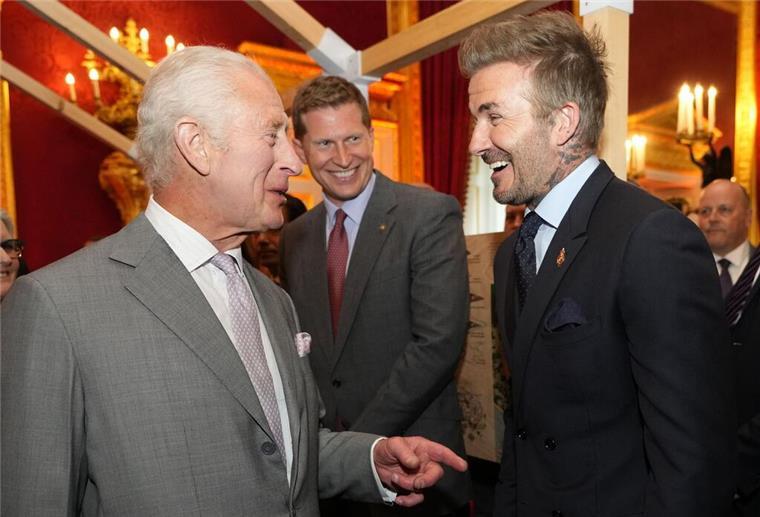 Verstehen sich gut: König Charles III. und David Beckham - zum Ritterschlag reichte es aber bisher nicht. (Archivbild)