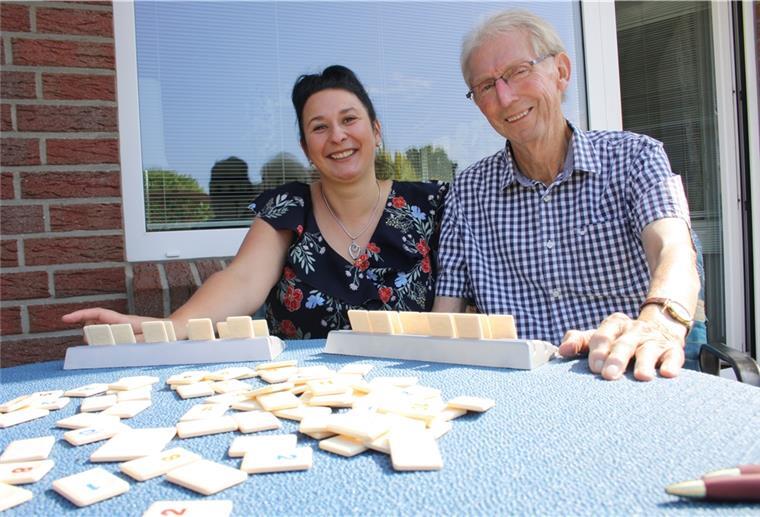 Bremerhaven: Urteil zur 24-Stunden-Pflege verunsichert Senioren Verstehen sich gut: Marzena Byc und Horst Hüller. Seit Mai wohnt die 35-jährige Polin bei dem 82-jährigen Wulsdorfer und betreut ihn im Auftrag des „Senioren Anker“.