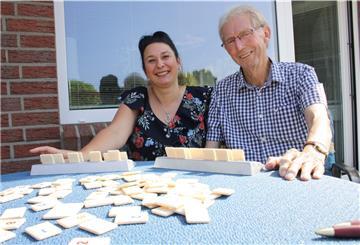 Verstehen sich gut: Marzena Byc und Horst Hüller. Seit Mai wohnt die 35-jährige Polin bei dem 82-jährigen Wulsdorfer und betreut ihn im Auftrag des „Senioren Anker“.