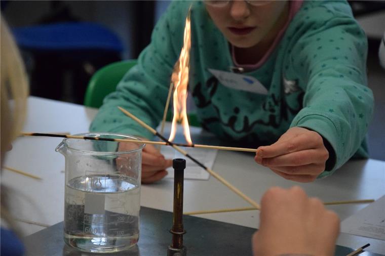 Versuch macht klug: Viertklässler aus benachbarten Grundschulen dürfen am Naturwissenschafts-Tag in der Oberschule in Selsingen mit Hilfe eines Bunsenbrenners Mikado-Stäbchen gestalten.