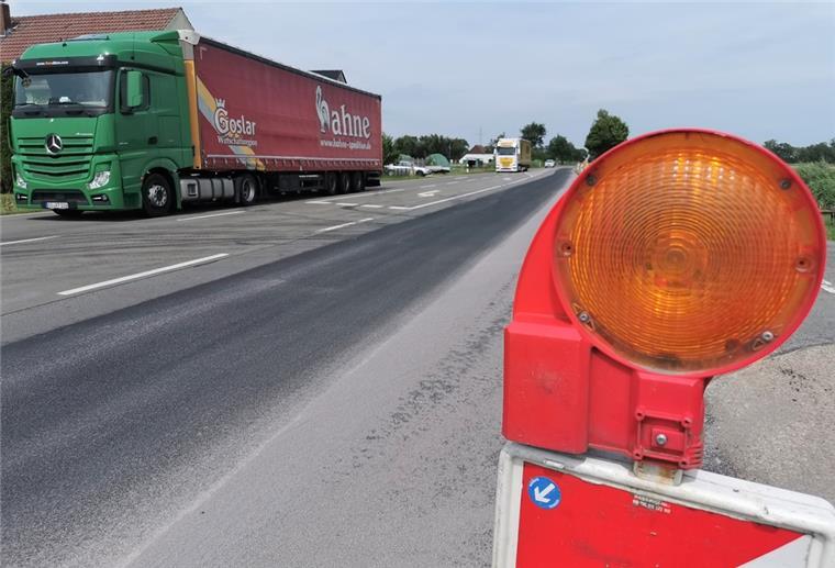 Nordenham: B 212 wieder voll gesperrt Versuchslabor B212: Das Foto zeigt das Probefeld, das die Straßenbauer in der vergangenen Woche angelegt hatten. Dort wurde ein neuartiger Asphalt verbaut, der erst einmal untersucht werden musste. Die Ergebnisse liegen nun vor, die Arbeiten können weitergehen.