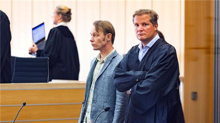 Verteidigung will Urteil gegen Christian B. anfechten Verteidiger Friedrich Fülscher (r.) will eine Verurteilung seines Mandanten Christian B. anfechten. (Archivfoto)