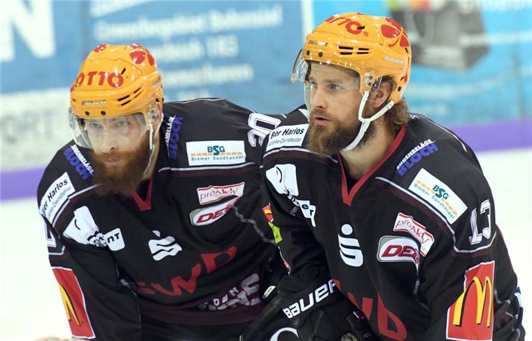 Verteidiger Kevin Lavalée und Stürmer Rylan Schwartz von den Fischtown Pinguins sind bis in die Haarspitzen konzentriert.