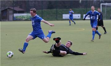 Verteidiger Normen Hartmann (am Boden) spielt auch in der nächsten Saison in der Bezirksliga. Dann aber nicht mehr für den TSV Abbehausen, sondern für Aufsteiger Schwarz-Rot Esenshamm.