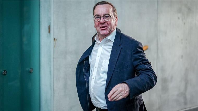 Laschet: Werde ständig mit Pistorius verwechselt Verteidigungsminister - oder doch CDU-Abgeordneter?
