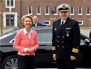 Verteidigungsministerin Ursula von der Leyen stellt der Marineoperationsschule 20 Millionen Euro in Aussicht.