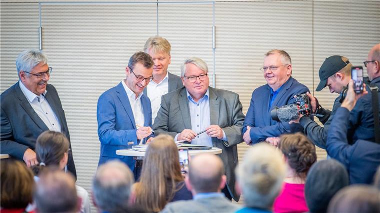 Bau der drei neuen Schulen in Bremerhaven beginnt Vertragsunterzeichnung (von links): Oberbürgermeister Melf Grantz, Schulstadtrat Michael Frost, Stäwog-Geschäftsführer Sieghard Lückehe, Notar Sven Klook und Bürgermeister Torsten Neuhoff. Foto: Hartmann