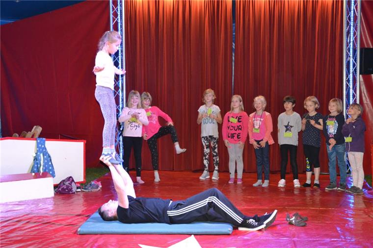 Zirkus-Projekttage: Manege frei für die Schüler der Grundschule Klein Meckelsen Vertrauen ist wichtig, vor allem in sich selbst: Das lernen die Kinder der Grundschule Klein Meckelsen und der Helga-Leinung-Schule in dieser Woche bei den Projekttagen von Felix (liegend) und Charlene Frank (nicht auf dem Foto) vom Mitmach-Zirkus Fellini.