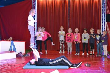 Vertrauen ist wichtig, vor allem in sich selbst: Das lernen die Kinder der Grundschule Klein Meckelsen und der Helga-Leinung-Schule in dieser Woche bei den Projekttagen von Felix (liegend) und Charlene Frank (nicht auf dem Foto) vom Mitmach-Zirkus Fellini.
