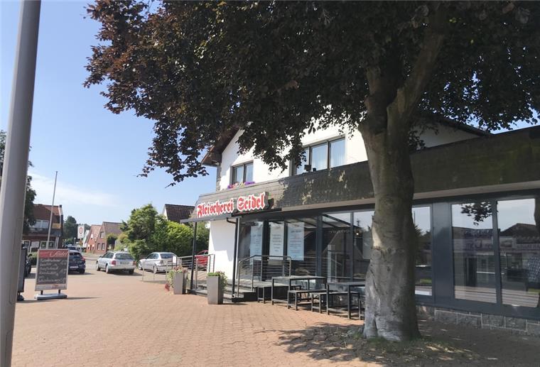 Cuxhaven: Schließung der Fleischerei Seidel sorgt für Debatte Vertraute Ansicht im Altenwalder Ortskern: Werbetafel und Außenbänke vor der Fleischerei Seidel. Unter dem Schriftzug die drei großen Plakate, die am Sonnabend urplötzlich über die Schließung am selben Tag informierten.