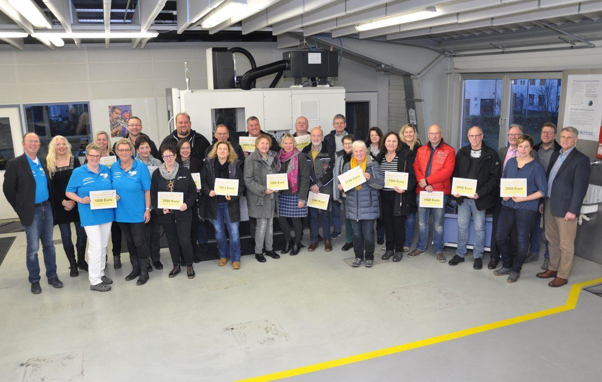 Nordenham: Premium Aerotec spendet 30.553 Euro Vertreter der 17 Initiativen, die Geld aus der Glückscentaktion von Premium Aerotec erhalten haben, mit Vertretern des Unternehmens.