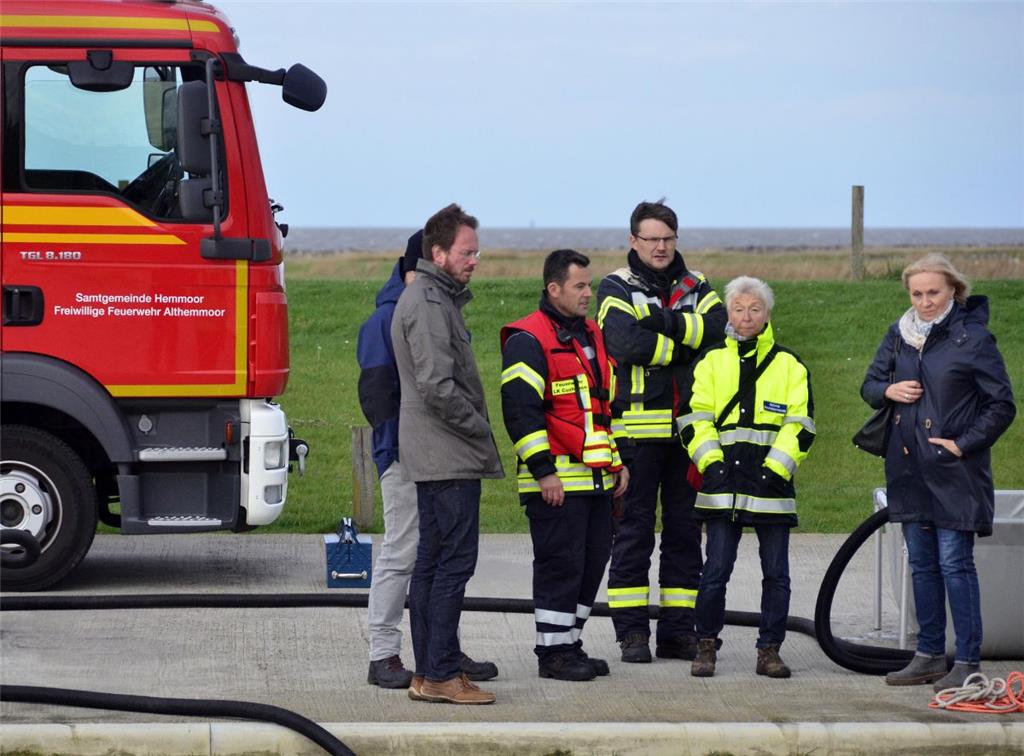 Vertreter des Landkreises, der Kommune und des niedersächsischen Umweltministeri...