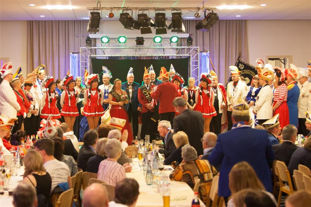 Vertreter diverser Gastvereine mit dem neuen Prinzenpaar. Foto: Ulrich