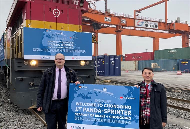 Vertreter von J. Müller und DB Cargo/Eurasia vor Ort vor dem Zug in China.