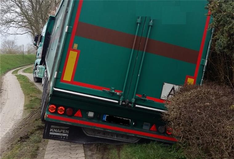 Verunglückter Sattelzug im Seitenraum der Straße Niederstricher Deich in Oberndorf.