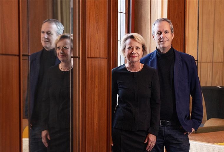 „Danke Bremerhaven“: Rauschende Gala im Theater Verwaltungschefin Heide von Hassel-Hüller und Intendant Ulrich Mokrusch nehmen Abschied vom Stadttheater.