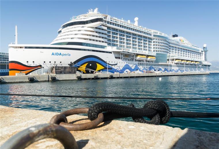 Neue Getränkepakete bei AIDA: Was Passagiere jetzt wissen müssen Das Kreuzfahrtschiff Aida Perla (Aida Cruises) ankert am 09.06.2017 im Kreuzfahrthafen von Ajaccio auf Korsika (Frankreich). Foto: Philipp Laage