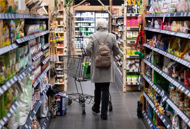 Darum sind hochverarbeitete Lebensmittel nicht immer ungesund Eine Frau läuft durch einen Supermarkt.