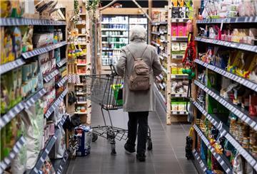 Eine Frau läuft durch einen Supermarkt.
