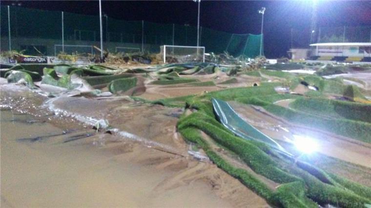 SG Schiffdorf/Sellstedt U16 kickt bei Benefizturnier auf Mallorca Verwüstung ohne Grenzen: Die Sportanlage des Vereins C. D. Cardassar nach dem schweren Unwetter im Oktober 2018 auf Mallorca.