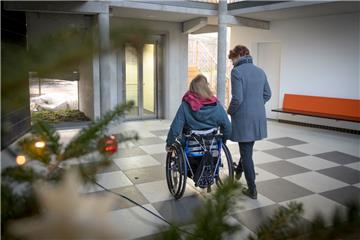 Verzagte statt fröhliche Weihnachten: Kirsten D. hat endlich eine barrierefreie Wohnung mit Aufzug gefunden. Doch sie zittert darum, ob sie hier bleiben darf. 