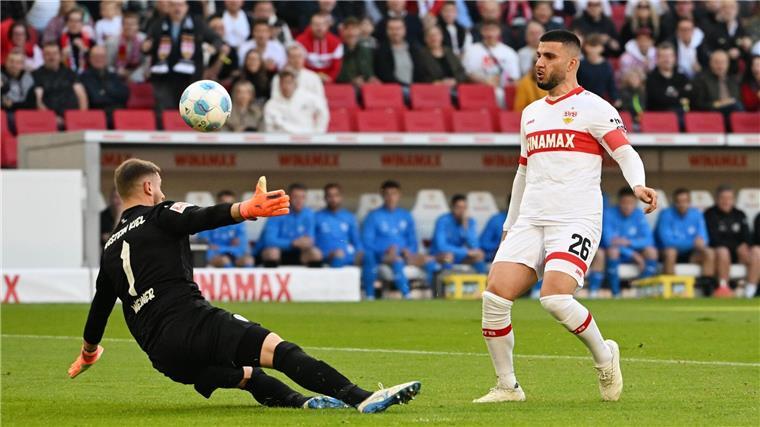 VfB auch in der Liga wieder auf Kurs - 2:1 gegen Kiel VfB-Profi Deniz Undav schlenzt den Ball zum 1:0 ins Kieler Tor.