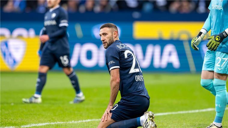 VfL-Abwehrchef Ivan Ordets ist am Boden.
