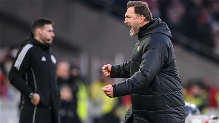 Wolfsburg dreht Spiel beim VfB und kommt Saisonziel näher VfL-Coach Ralph Hasenhüttl jubelt über den Sieg der Wolfsburger in Stuttgart.