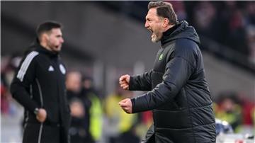 VfL-Coach Ralph Hasenhüttl jubelt über den Sieg der Wolfsburger in Stuttgart.