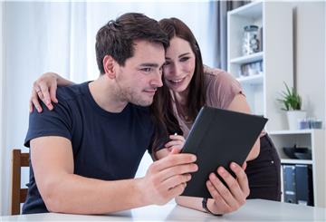 Video-Streaming ist in Zeiten von Corona angesagt - das kurbelt auch den Absatz von Tablet-Computern an. Doch in Sachen Ausstattung tut sich bei neuen Tablets derzeit wenig, hat Stiftung Warentest herausgefunden.