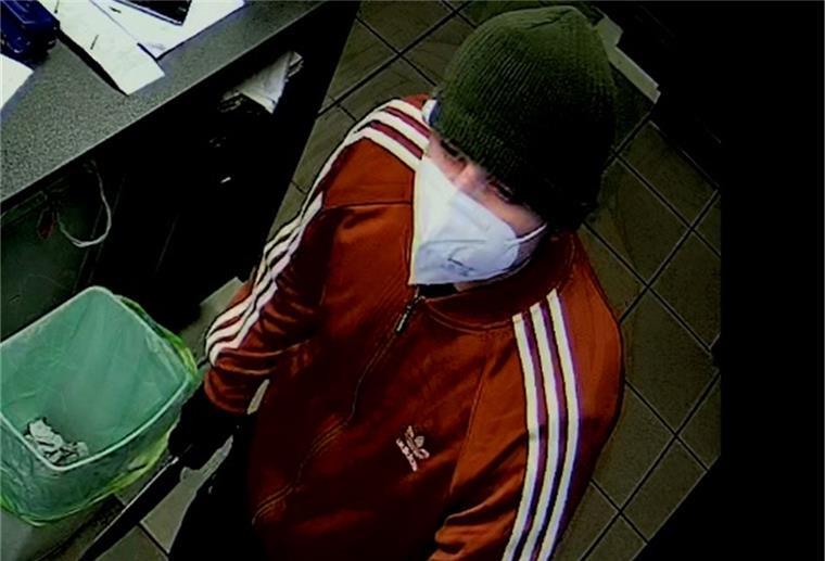 (mit Fotos) Bremen: Polizei sucht diesen Tankstellenräuber Videobild vom Überfall auf die Tankstelle.
