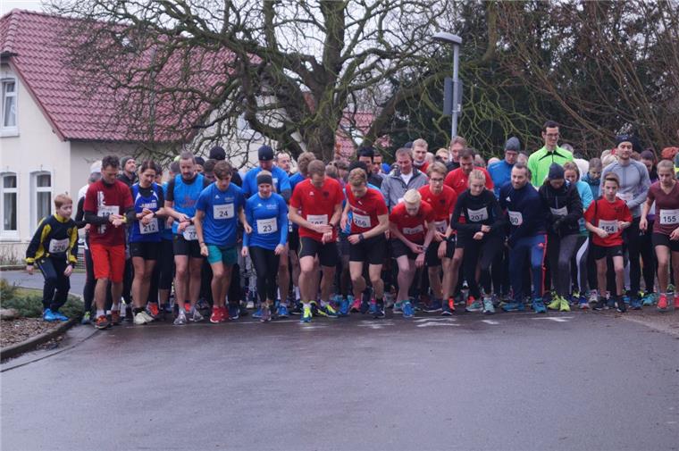 281 Teilnehmer beim Nordenhamer Silvesterlauf Viel Andrang beim Start: Auch der 5-Kilometer-Lauf lockte zahlreiche Läuferinnen und Läufer an.