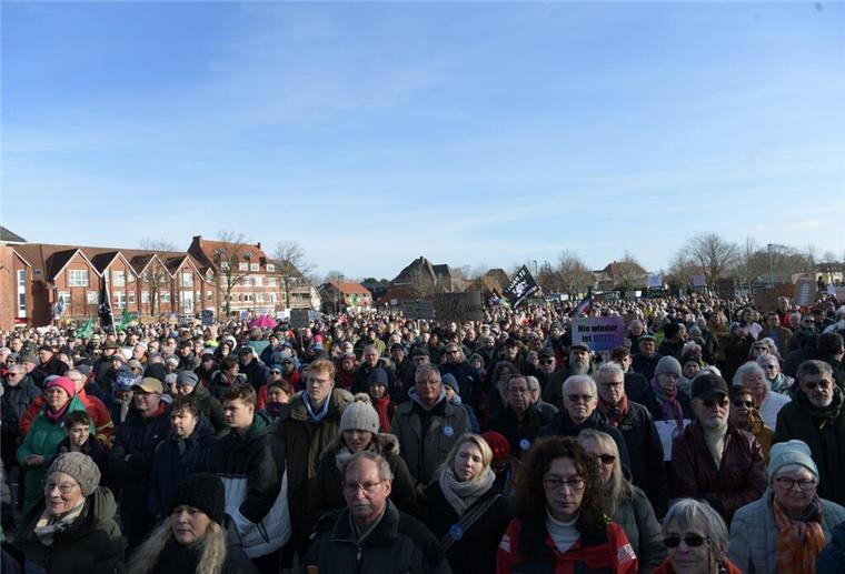 Demos gegen Rechtsextremismus zwischen Jade, Weser und Elbe: Die besten Bilder Viel Andrang zur Demo in Cuxhaven