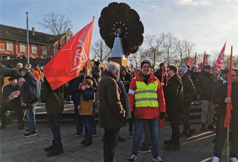 Demos gegen Rechtsextremismus zwischen Jade, Weser und Elbe: Die besten Bilder Viel Andrang zur Demo in Nordenham.