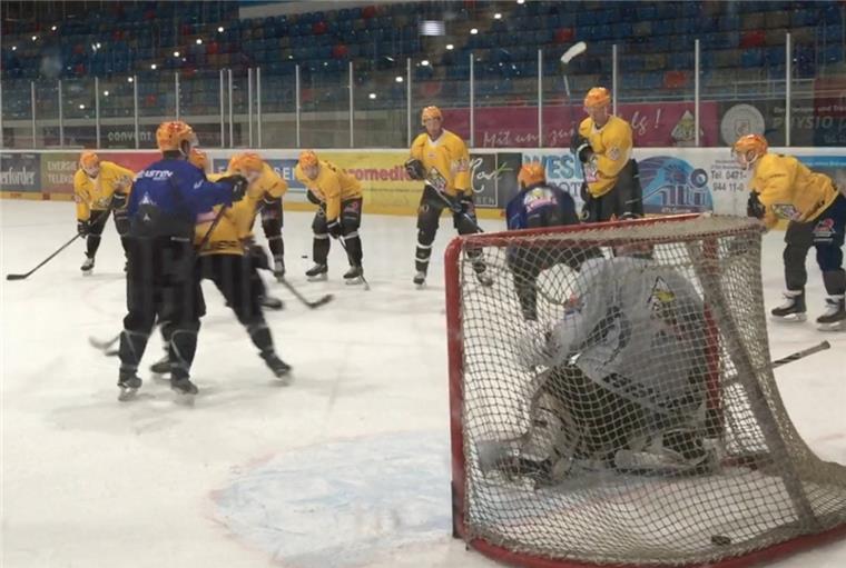 Viel Betrieb auf dem Eis am Mittwoch beim Training der Fischtown Pinguins.