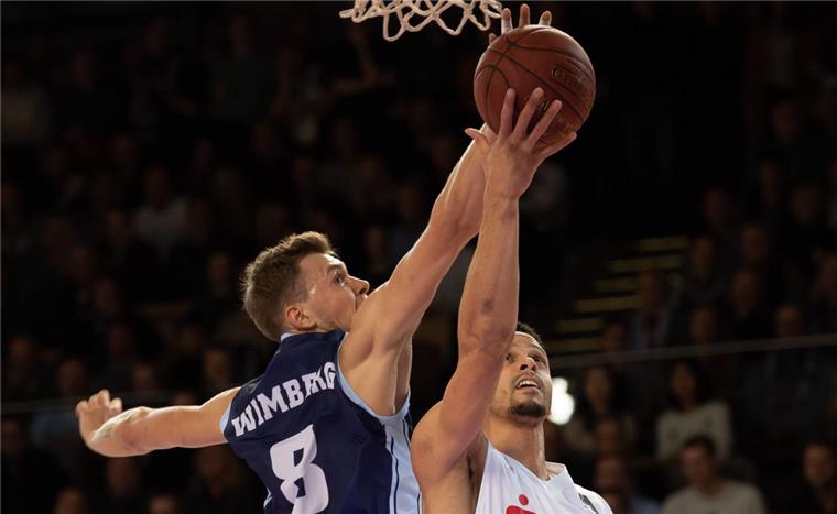 Eisbären Bremerhaven verspielen möglichen Sieg in Göttingen Viel Einsatz unterm Korb: Jan Niklas Wimberg (links) mit einem Block gegen Göttingens Dominic Lockhart.
